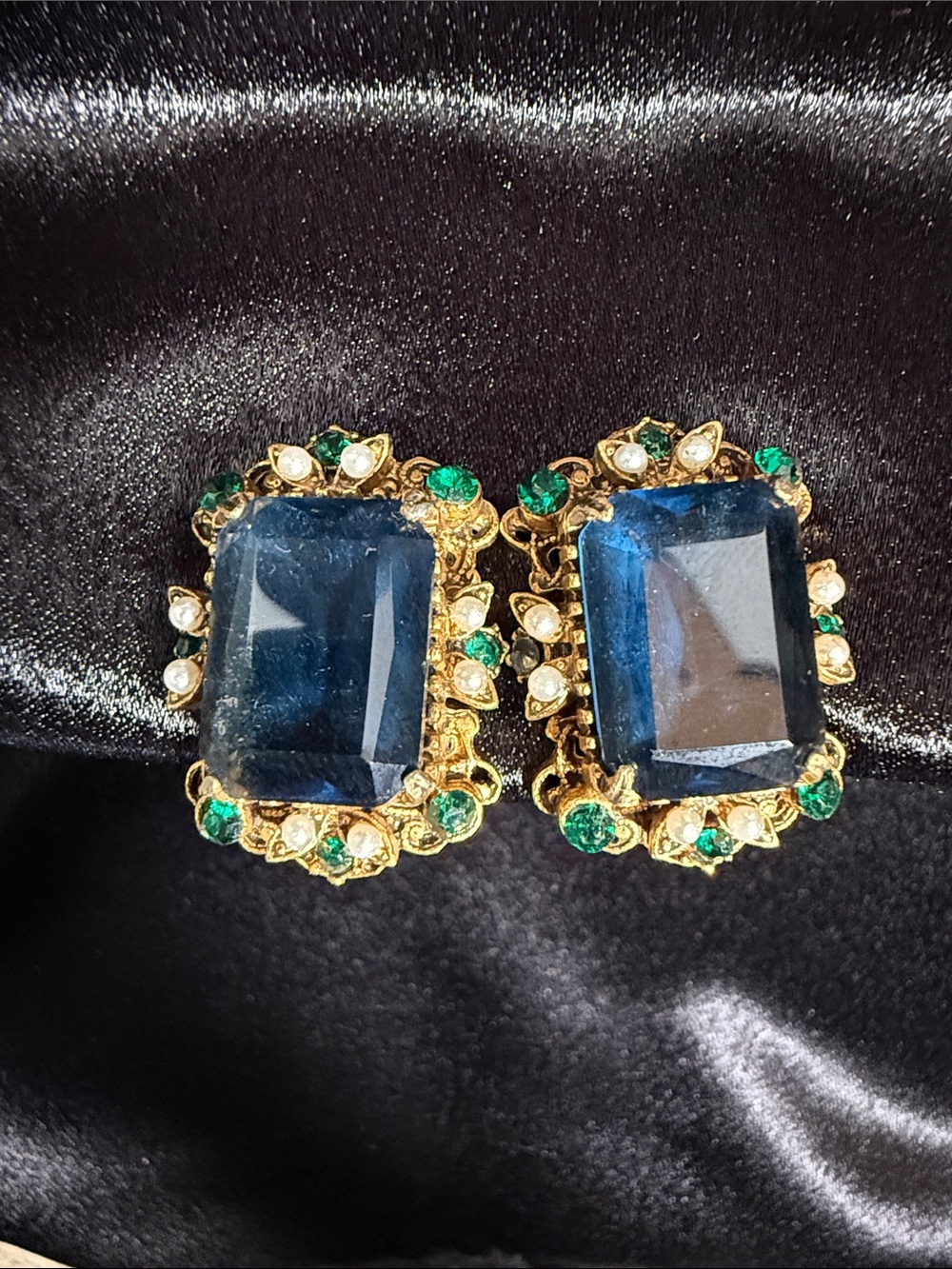Vintage Florenza Gold-Tone Blue and Green Glass Brooch and Clip Earring Set - Picture 4 of 6